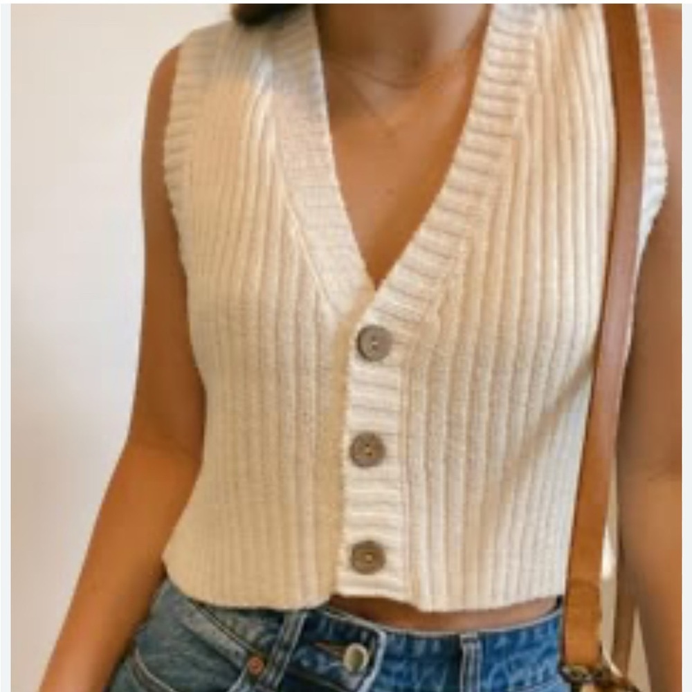 Sleeveless Cream Knit Button-Up Vest
Sz L